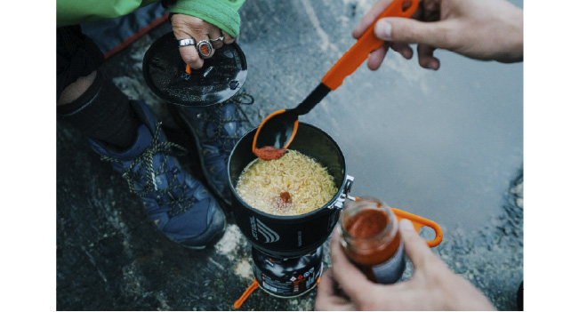 調理している写真