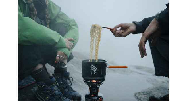 ラーメンを調理している写真